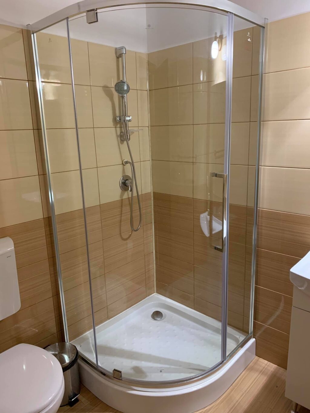 Baie proprie cu cabină de duș rotundă și faianță bej, Casa Doi Stejari, Maliuc