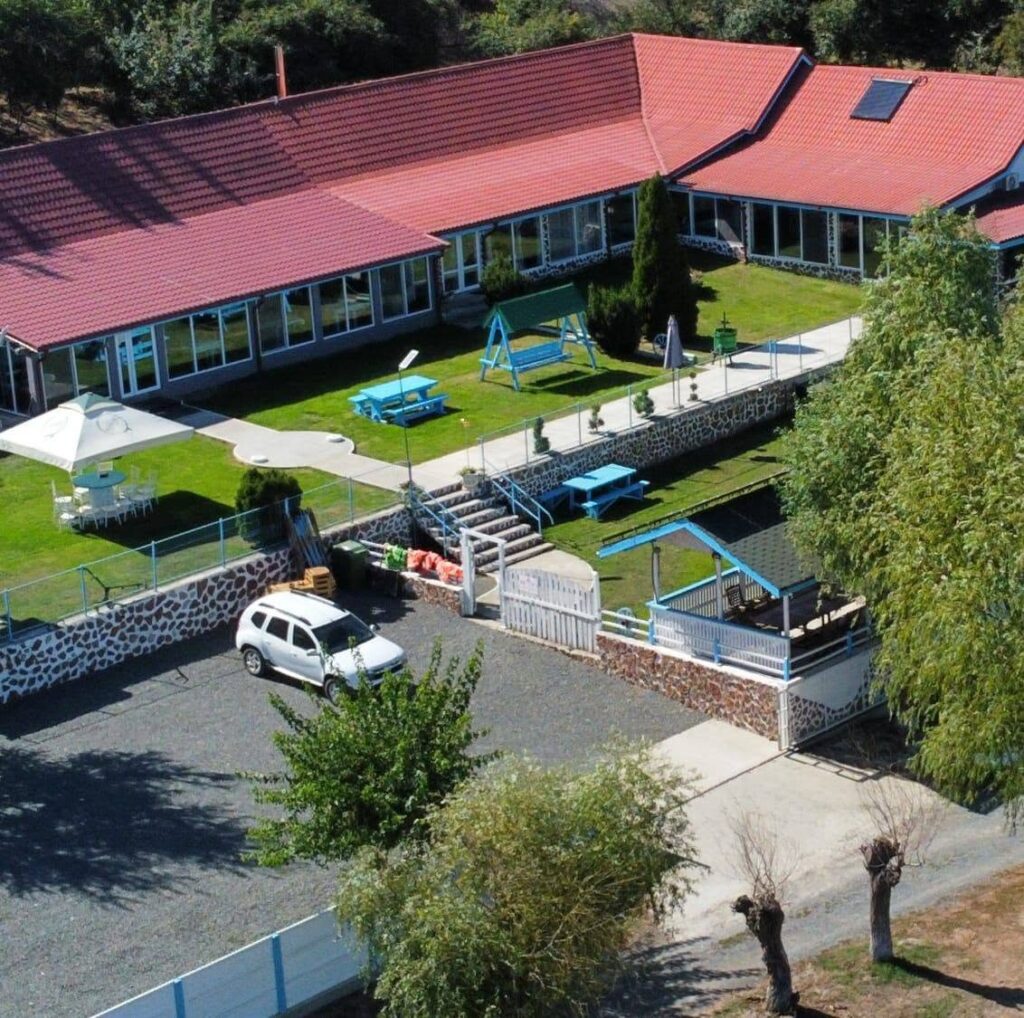 Vedere aeriană a pensiunii Casa Obreja pe malul Lacului Parcheș