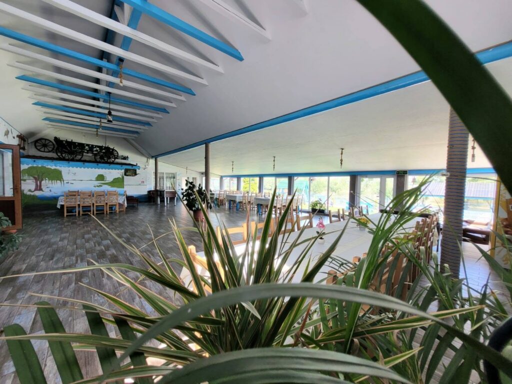 Sala de mese cu vedere la lac, Casa Obreja, Parcheș
