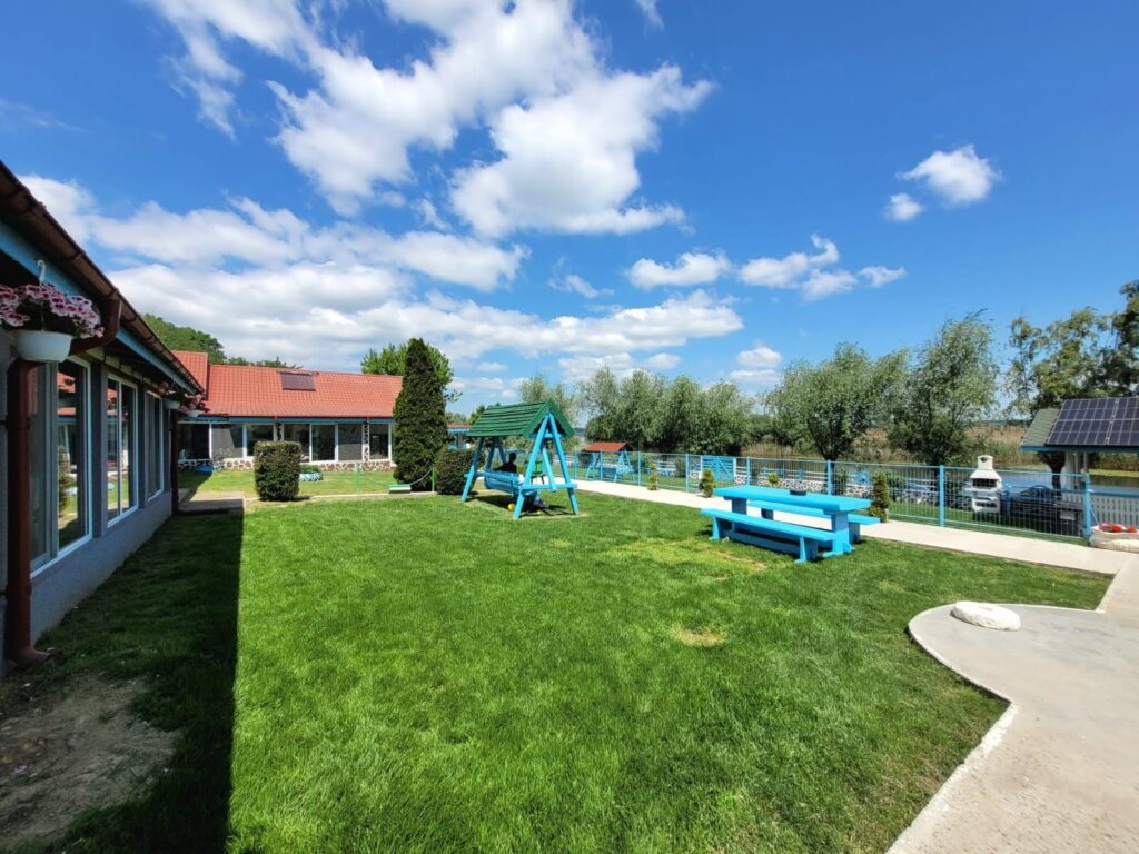 Curte cu leagăn și masă de picnic la Casa Obreja, Parcheș