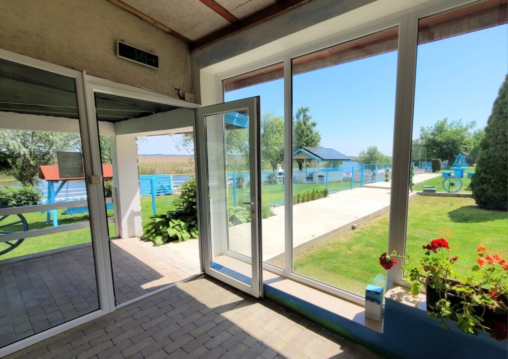 Verandă închisă cu vedere la Lacul Parcheș, Casa Obreja
