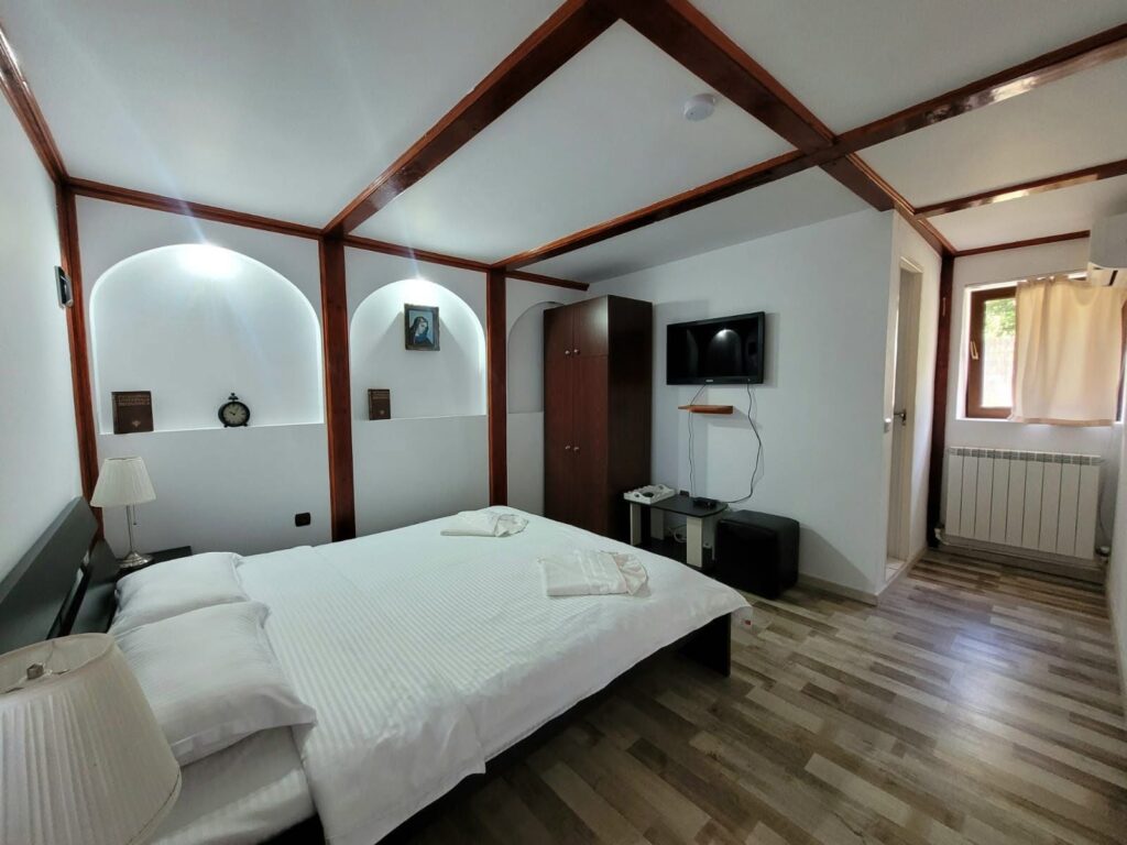 Cameră de cazare cu televizor și dulap, Casa Obreja