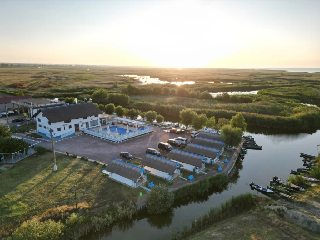 Casa Pescarilor Lunca în satul Lunca, pe malul Lacului Golovița, vedere aeriană