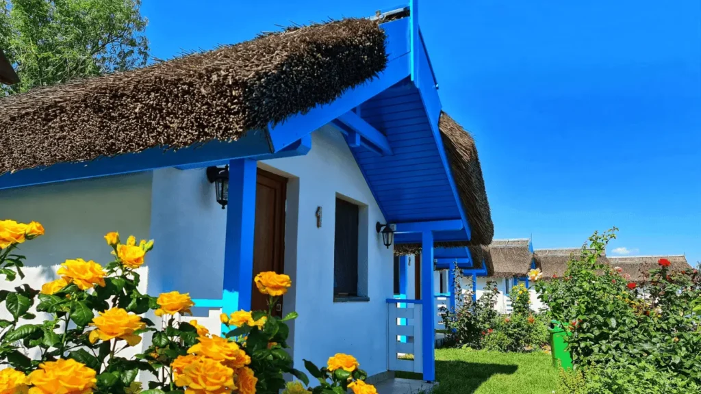 Căsuțele de cazare așezate în grădină, Casa Pescarilor Lunca, satul Lunca