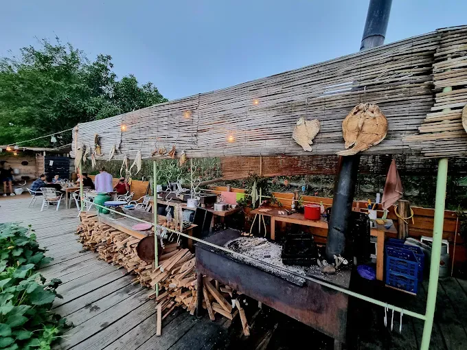 Terasa rustică cu grătar a Tavernei Le GaFish, pe malul lacului Razim la Sarichioi