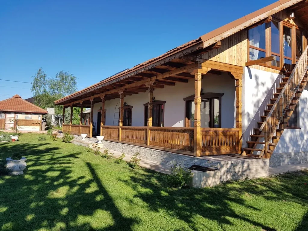 Casă tradițională românească cu pridvor de lemn, Verada Tour Guest House, Somova