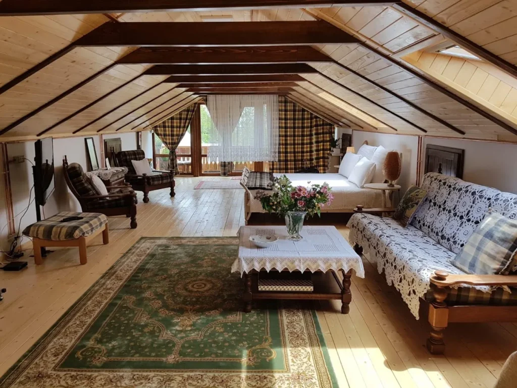 Mansardă rustică cu mobilier de lemn și canapea, Verada Tour Guest House, Somova