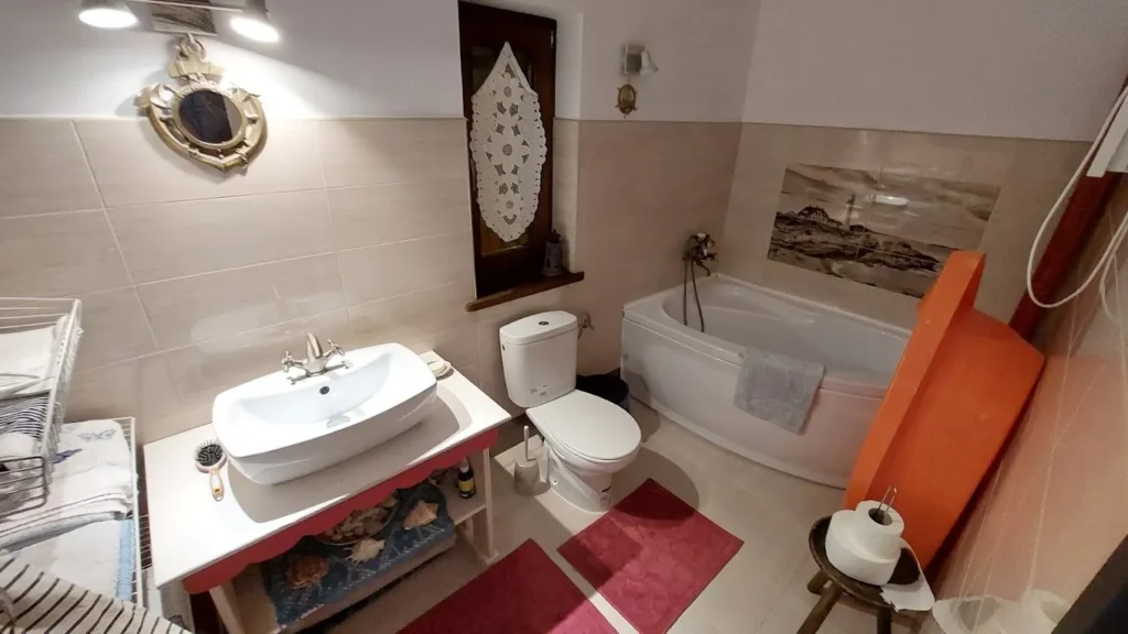 Baie luminoasă cu cadă și lavoar modern, Verada Tour Guest House, Somova