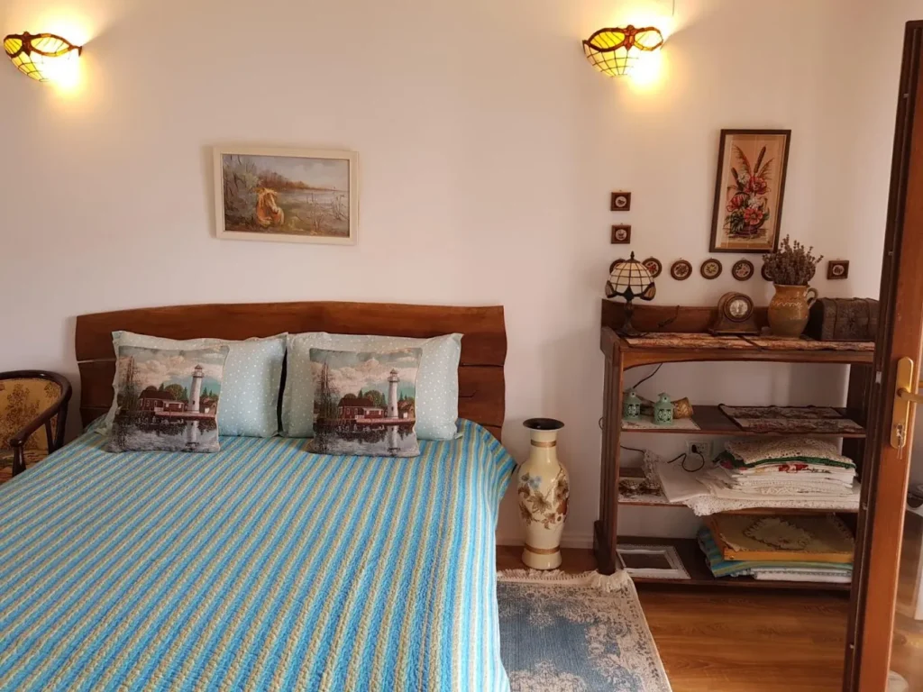 Dormitor rustic cu mobilier vintage și decorațiuni, Verada Tour Guest House, Somova