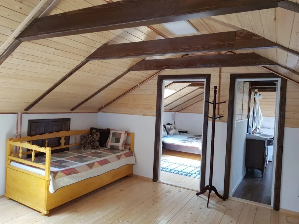 Mansardă rustică cu pat și dormitor alăturat, Verada Tour Guest House, Somova