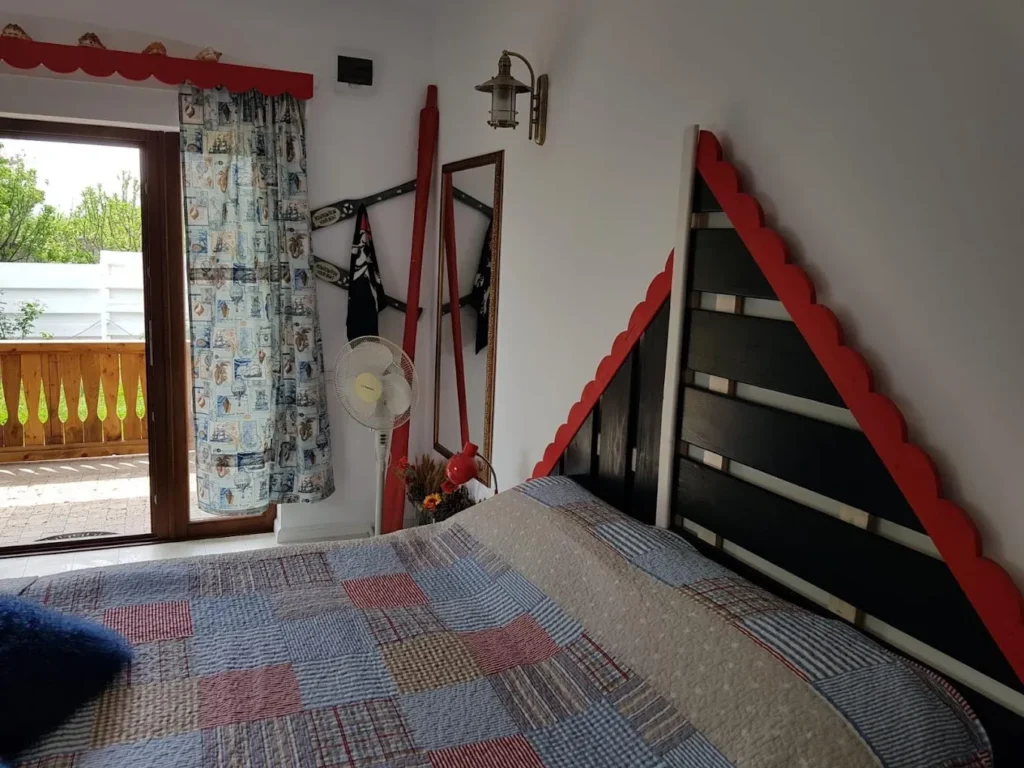 Dormitor rustic cu pat și ieșire la balcon, Verada Tour Guest House, Somova