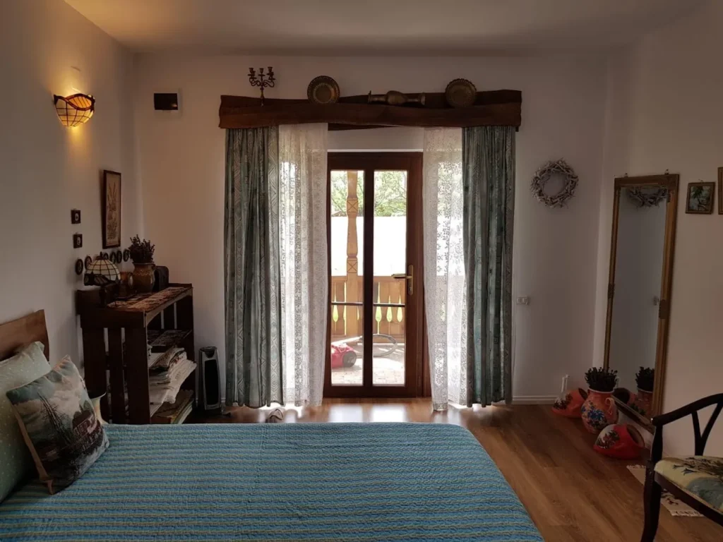 Cameră dublă cu pat, oglindă și draperii elegante, Verada Tour Guest House, Somova
